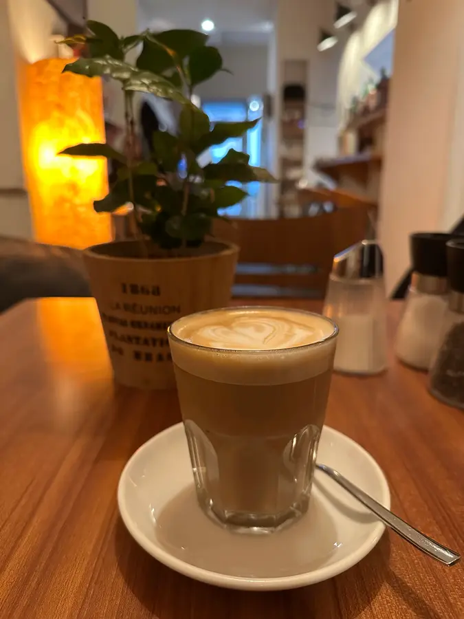 Melange im Glas mit Herz im Milchschaum