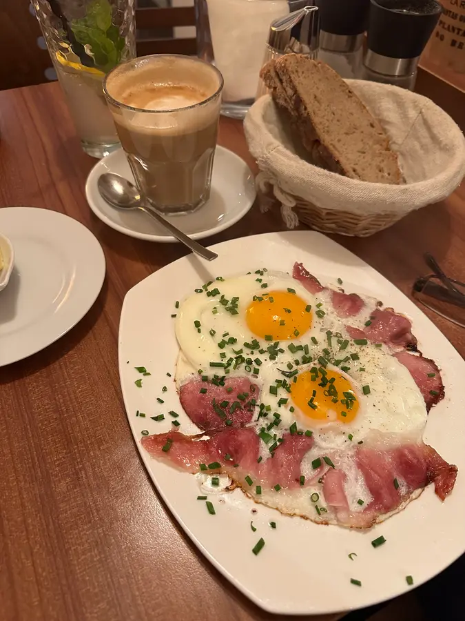 Ham and Eggs mit Schnittlauch, dazu Brot und Kaffee