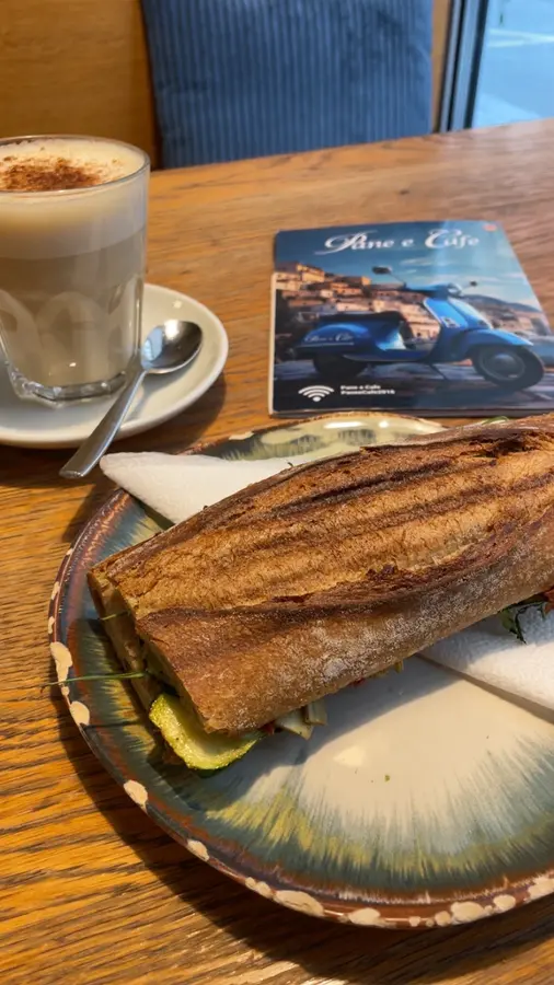 Knuspriges Baguette und eine Melange
