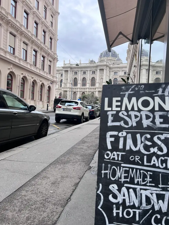Die Kreidetafel vor dem Café, im Hintergrund das Kunsthistorische Museum